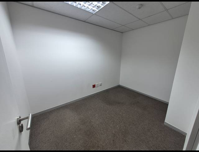 2,119M² OFFICE TO LET IN WOODMEAD